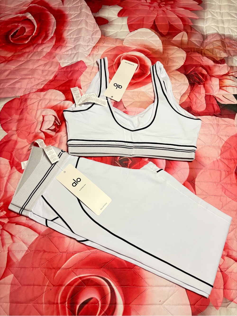 ALO Yoga White Sports Bra & Leggings Set with Black Trim - Picture 5 of 5